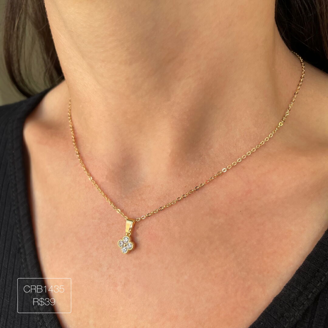 Colar de Trevo Delicado Cravejado Cristal Dourado